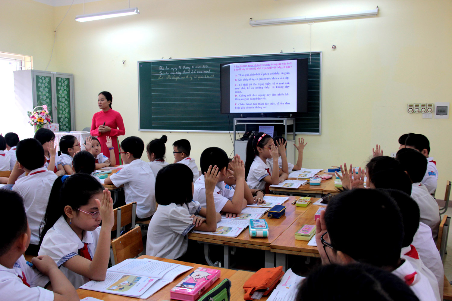 Cô giáo Kim Thoa và các em học sinh lớp 4A2 trong tiết thi GVG môn Thanh lịch - Văn minh